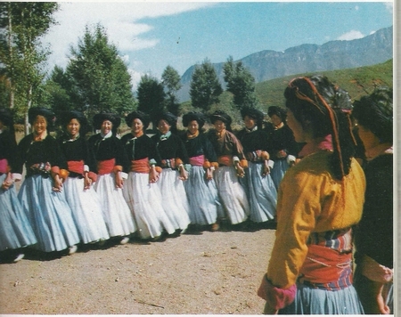 Mosuo Frauen beim Tanz, China Mosuo Frauen beim Tanz, China